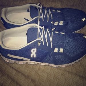 OnCloud tennis shoes! Like new! Only worn 5 times.